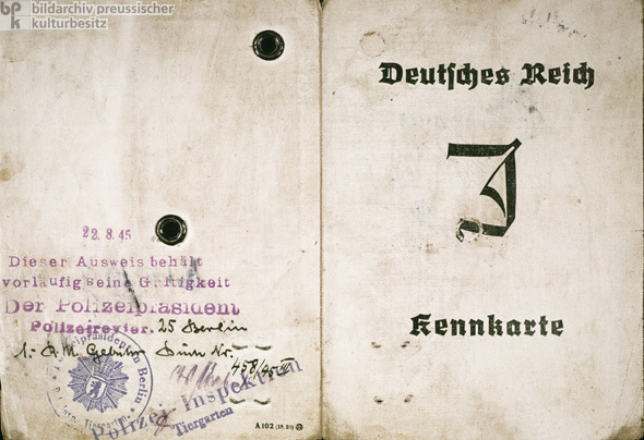 Vorder- und Rückansicht einer Kennkarte für Juden, ausgestellt in Berlin (1939)